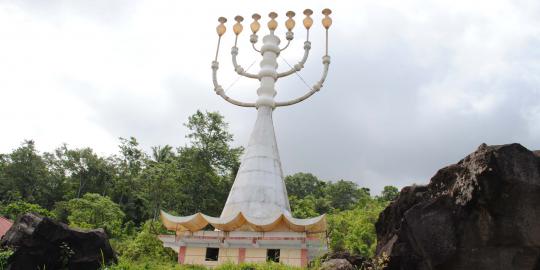 Berdoa di bawah menorah