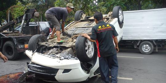 Kecelakaan, dua mobil terbalik di Jalan Gajah Mada