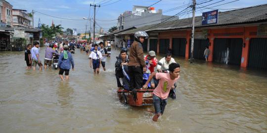 Drainase buruk, banjir genangi jalur Cipanas-Puncak