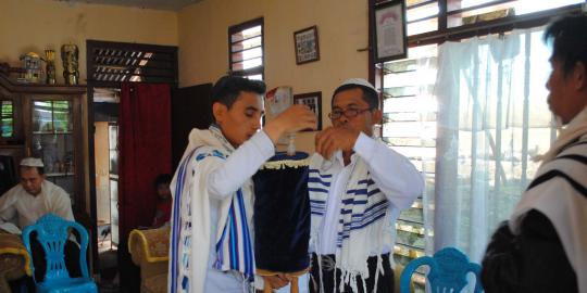 Menyaksikan prosesi Sabbath