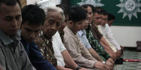 Pecalang ikut jaga salat tarawih di Bali