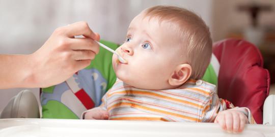 Terlalu cepat beri makanan padat bikin bayi rentan diabetes