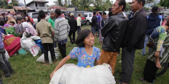 Kedinginan, korban gempa Aceh mengeluh tinggal di tenda