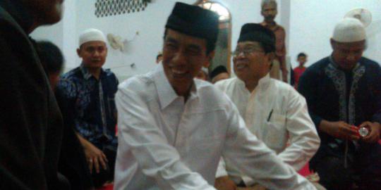 Usai salat, Jokowi bagikan buku tulis ke jemaah tarawih