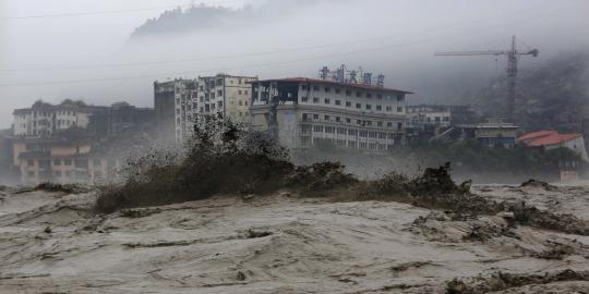 Dahsyatnya deras banjir bandang terjang wilayah China