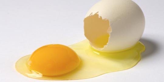 Harga telur utuh mahal, pembeli rebutan cari telur pecah
