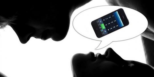 9 Persen pengguna, pakai smartphone saat berhubungan seks