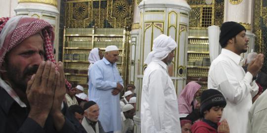 Khusyuk berdoa di makam Nabi Muhammad SAW