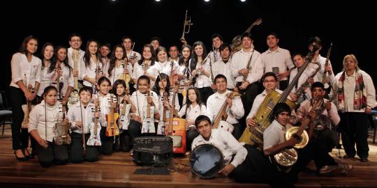 Kelompok orkestra ini menggunakan semua alat musik dari sampah