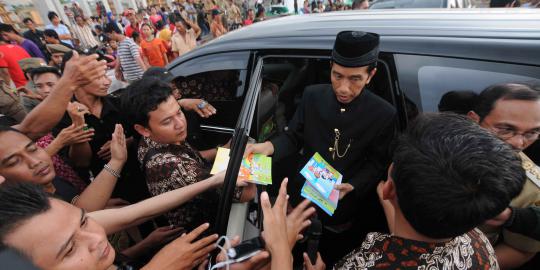 Jokowi bagi-bagi angpau Lebaran di Penjaringan