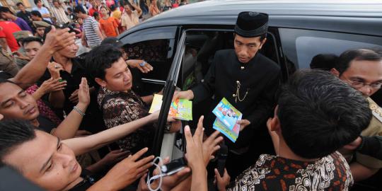 Bagi-bagi buku, 'protes diam-diam' Jokowi terhadap BLSM?