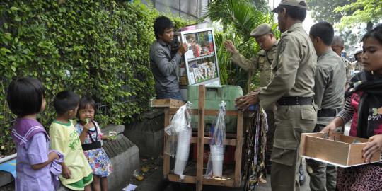 Razia warteg Ramadan Satpol PP Serang sita lemari  hingga 