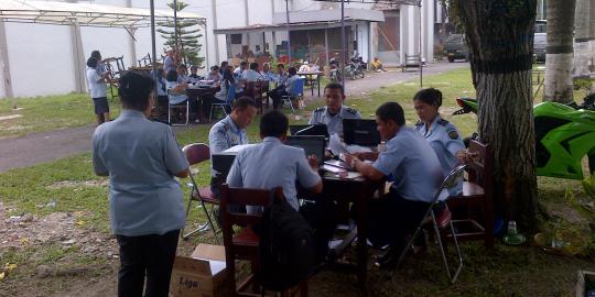 Petugas bekerja di bawah tenda di halaman LP Tanjung Gusta