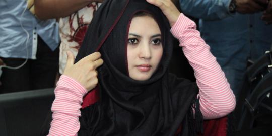 Novi Amalia pakai jilbab setelah minta diperkosa polisi