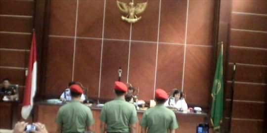 todongkan senjata kepada para petugas sipir rev1
