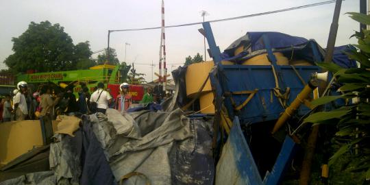 Truk mogok hancur lebur ditabrak kereta api Bangun Karta