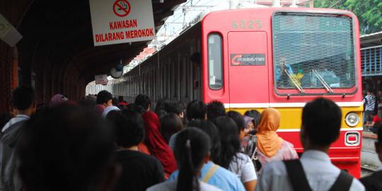 PT KCJ kaget ada pengemis dan pedagang masuk Commuter Line