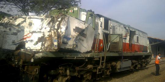 Kereta vs truk di Sragen, sopir kabur, masinis luka 