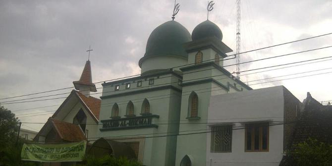 Gereja dan masjid di Solo ini satu halaman dan satu dinding | merdeka.com
