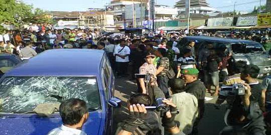 Ribuan warga Kendal saat bentrok dengan FPI