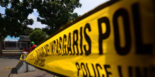 ibu dengan cangkul di surabaya