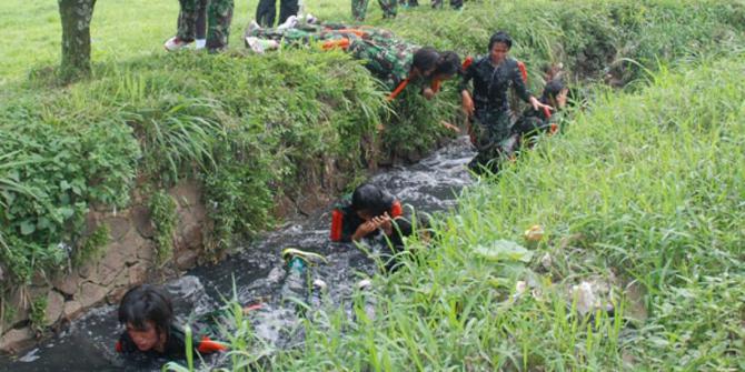 Lulus terjun  payung  Wanita  TNI AU disuruh mandi di parit 