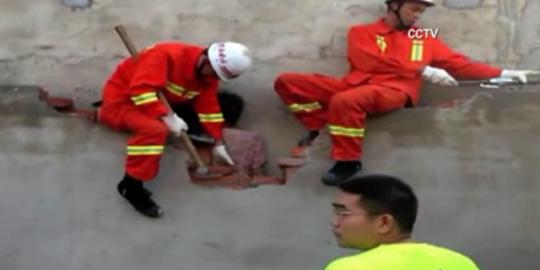 Dikira hantu, perempuan China terjepit di tembok tujuh jam