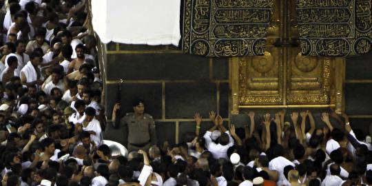 Memanjatkan doa di pintu Kabah