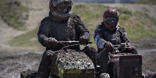 Kotor-kotoran dengan lumpur di kejuaraan balap traktor rumput