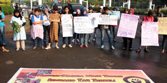 Aksi ibu RT demo di depan Istana Negara