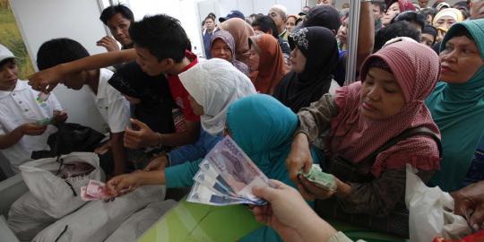 Rupiah jatuh, saham turun dan inflasi naik