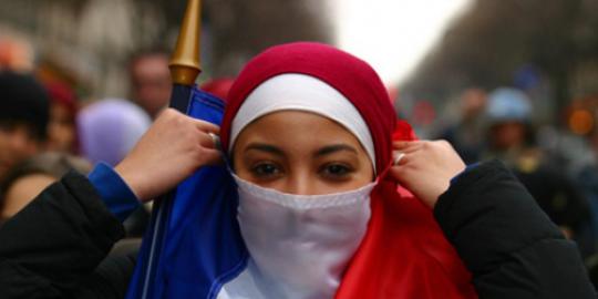 Paris rusuh setelah polisi interogasi perempuan bercadar