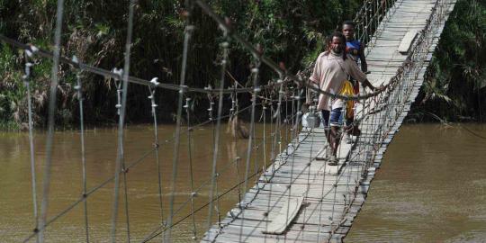 Anak sekolah di Papua melintasi jembatan gantung Sungai Baliem