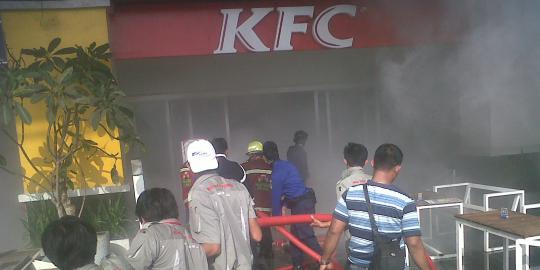 KFC Mal Mega Bekasi terbakar, pengunjung berhamburan keluar