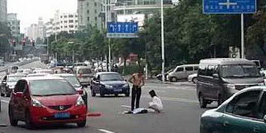 Pertengkaran pasangan China berakhir bugil di jalanan