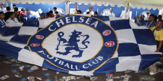 Antusias suporter Chelsea di luar Stadion GBK