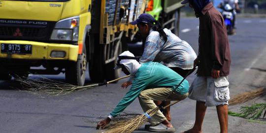 Kisah para penyapu uang di Jembatan Sewoa Indramayu