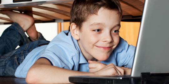 Letakkan komputer dalam kamar pengaruhi prestasi anak?