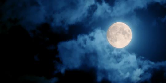 Bulan purnama membuat orang lebih sulit tidur?