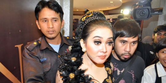 gaya berjilbab artis indonesia yang jadi trendsetter