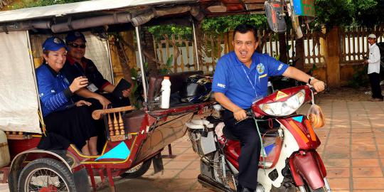 JK menjajal 'delman motor' di Kamboja