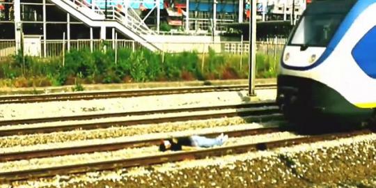 Video pemuda Belanda tidur di atas rel kereta