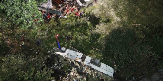 Bus terperosok ke jurang sedalam 15 meter tewaskan 36 orang