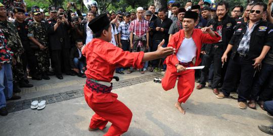 Demo Ahok, ormas Betawi pamer jurus silat di Balai Kota