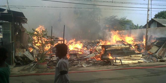  Tabung gas meledak gudang kayu di Bekasi ludes terbakar 