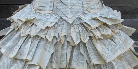 Wow, kutu buku ini ciptakan gaun dari kertas tesaurus