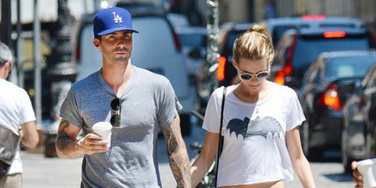 Yuk intip kencan mesra Adam Levine dan Behati Prinsloo!