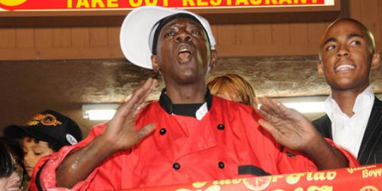 Temukan makanan basi, personel Public Enemy tutup restorannya
