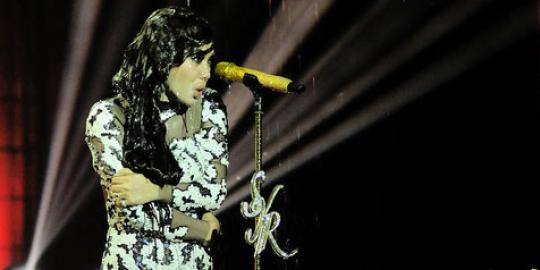 Rela basah di atas panggung, Syahrini ogah monoton!