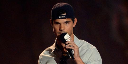 Taylor Lautner ekspos kemesraan dengan kekasih Baru